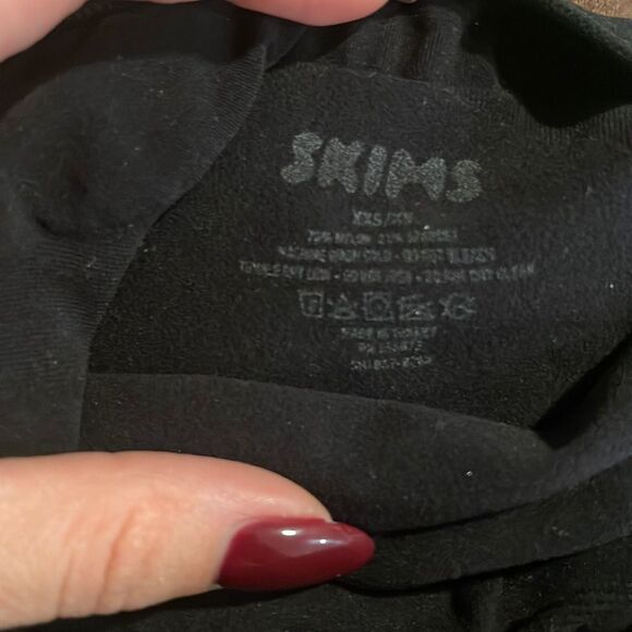 SKIMS SEAMLESS SCULPT THONG BODYSUIT - XXS/XS - Picture 8 of 8